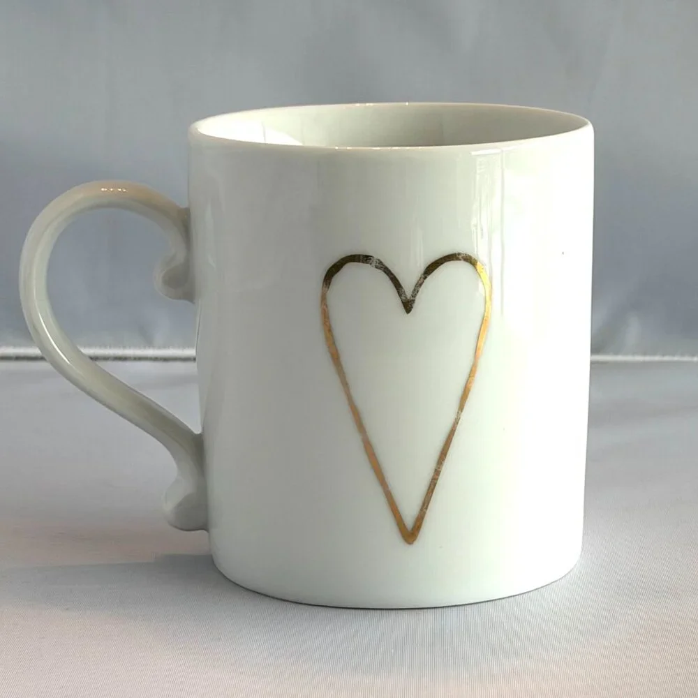 Mug West Elm white porcelain heart mug, gold metallic heart outline